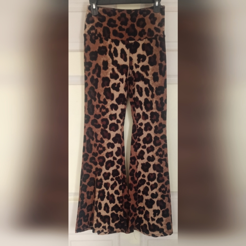 Ladies Hot Kiss Size Medium Leopard Polyester/Spandex Pants